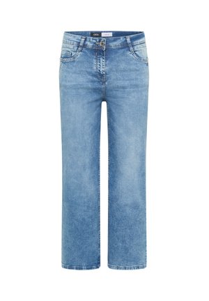 Jean en denim bleu clair à jambes larges avec poches avant, passants de ceinture et fermeture par bouton.