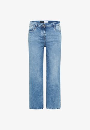 Jean en denim bleu clair à jambes larges avec poches avant, passants de ceinture et fermeture par bouton.