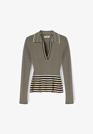 Pitkähihaisen ribbineulotun paidan musta-beesiraidallinen vaakakuosi, leveä kaulus, syvä V-pääntie ja hieman liehuva helma.