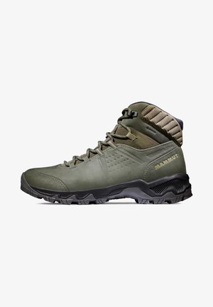 Botas de caminhada para homem, couro verde-oliva, upper texturizado, colarinho acolchoado, sola negra robusta com padrão de tração, apresenta detalhe do logotipo.