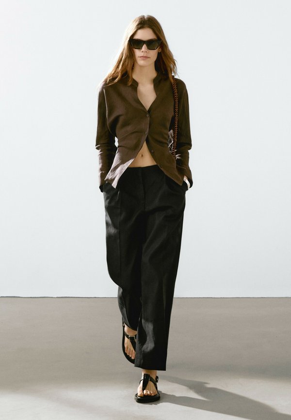 FLOWING WITH DARTS - Stoffhose