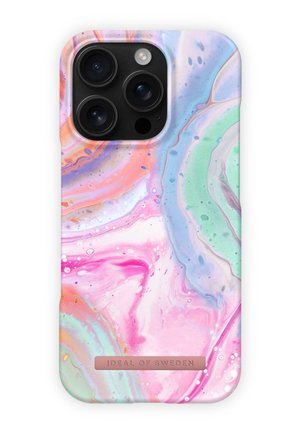 Spalvota marmuro rašto telefono dėklas su pasteliniu rožiniu, purpuriniu, žaliu ir mėlynu spiralėmis, su juodu trigubos kameros išpjova ir žyma "Ideal of Sweden".