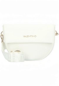 Hvit skinn crossbody-veske med avrundet form, gulldetaljer og stropp med logo. Har klaffelukking og glatt tekstur.