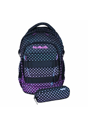 Zaino nero e astuccio con motivi a cuori sfumati viola-blu e logo rosa "McNeill" sulla parte frontale dello zaino.