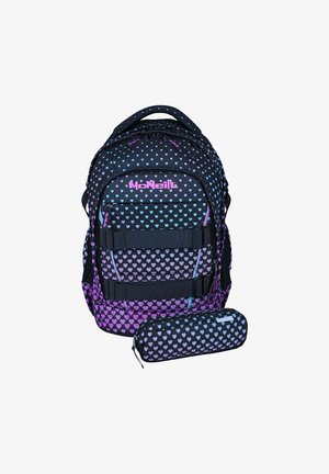 Zaino nero e astuccio con motivi a cuori sfumati viola-blu e logo rosa "McNeill" sulla parte frontale dello zaino.