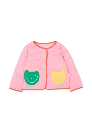 Giacca rosa a maniche lunghe per bambini con bordi arancioni, bottoni a pressione blu e toppe di fiori sorridenti verdi e gialli sul davanti.