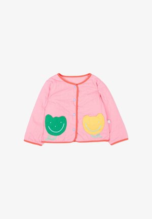 Veste bébé à manches longues rose avec bordure orange, boutons-pression bleus et écussons de fleurs souriantes vertes et jaunes sur le devant.