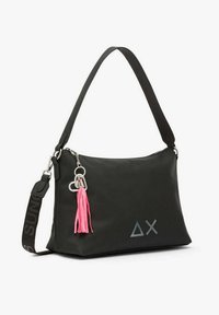 Borsa a spalla sintetica nera con un tassello rosa, un'accenno di portachiavi argentato e un logo con un triangolo e una "X" sul fronte.