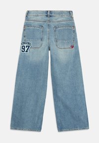 Svetlo modri široki jeans s dvema zadnjima žepoma, oznako "VINGINO 97" na levem žepu in majhnim rdečim logotipom na desnem žepu.