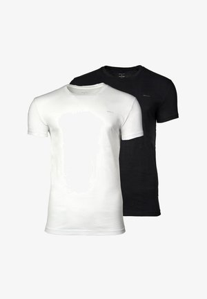 Dve majice s krojem na vratu: ena bela in ena črna. Obe imata kratke rokave in na prsih majhen, tonalen logotip. Mehko bombažno blago.