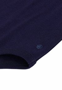 T-shirt in cotone blu navy con scollo rotondo, maniche corte e un piccolo logo sull'orlo, caratterizzato da una texture liscia e morbida.