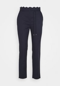 Námořnické modré kalhoty rovného střihu se vlnkovaným pasem a nastavovacím předním šňůrkovým detailem na bílém pozadí.