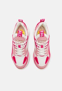 Rosa och vita sneakers i mesh och mocka. Har tjocka vita sulor, framträdande rosa detaljer och logotyp på tungan.