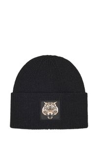 Zwarte gebreide beanie met ribbelstructuur, voorzien van een vierkant label waarop een tijgerkop in zwart en goud afgebeeld staat aan de voorkant.