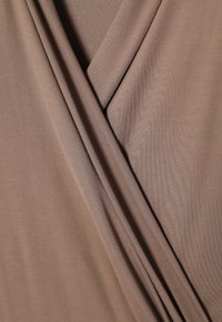 Tela de vestido envolvente marrón con textura suave y lisa; presenta pliegues drapeados y un diseño de escote en V.