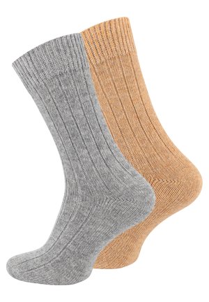 Deux paires de chaussettes côtelées ; l'une grise, l'autre marron clair. Chaque chaussette présente une texture douce et une semelle rembourrée pour le confort.