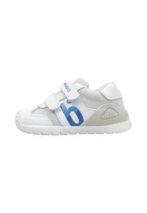 Baskets enfant blanches et grises avec logo bleu, deux bandes velcro et une semelle en caoutchouc texturée sur fond blanc.