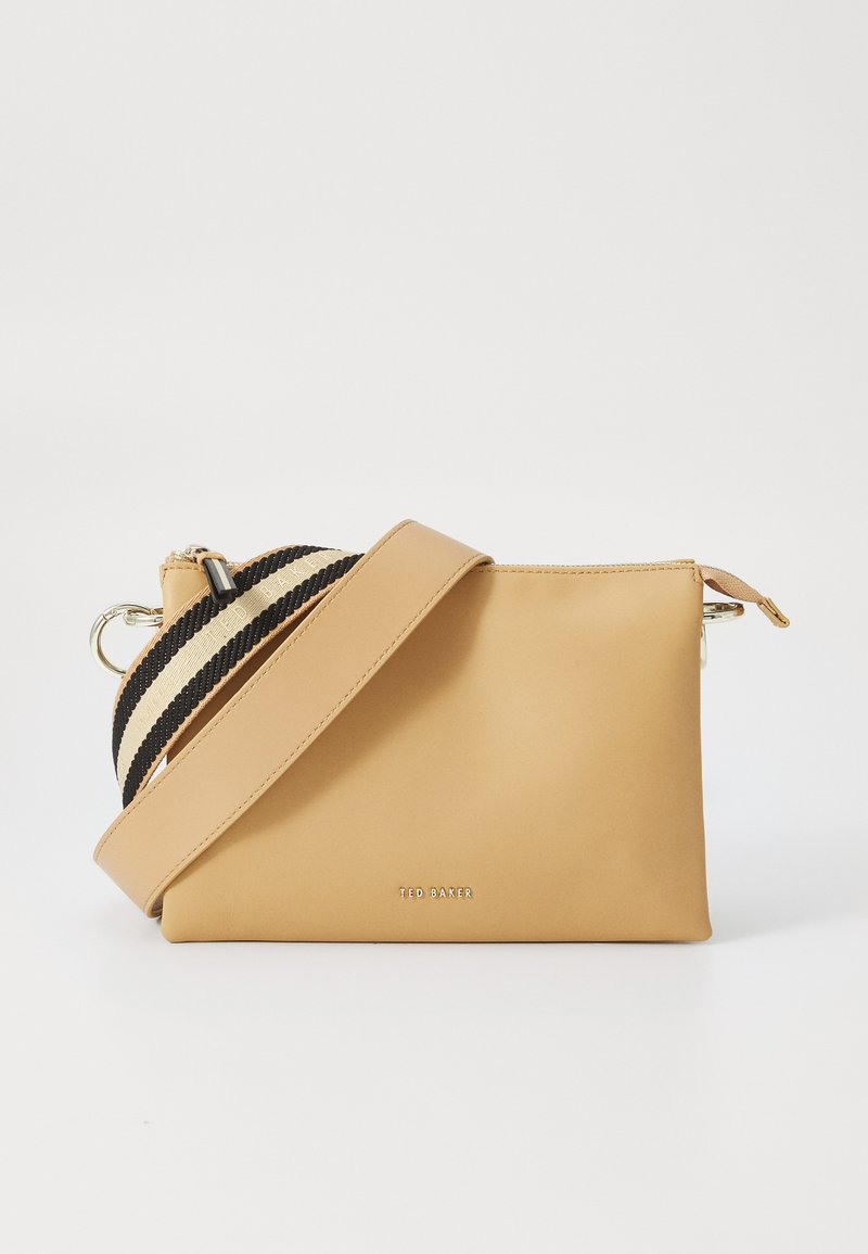 Bolso cruzado de cuero marrón claro con correa de hombro a rayas en negro y crema. Presenta herrajes de plata y un cierre superior con cremallera.