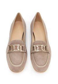 Mocasines de ante en un tono beige claro con un acento de cadena en tono dorado a lo largo del empeine, que cuentan con una puntera redondeada y un interior suave.