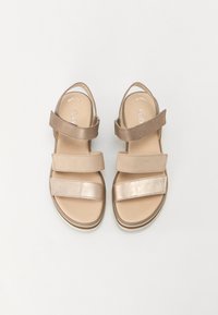 Sandali beige e bronzo metallico con design a tre fasce, cinturino alla caviglia regolabile, soletta imbottita e suola piatta in gomma.