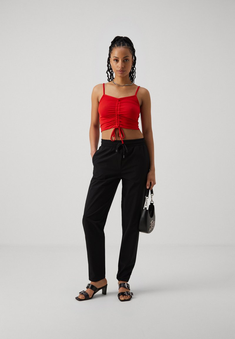 Pieces PCVITO STRAP CROP 2 PACK - Top - high risk red/black