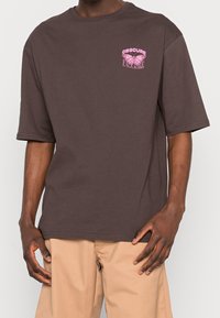YOURTURN Triko s potiskem - brown