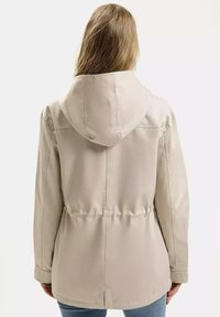 Jasno beżowa kurtka z kapturem, zaciśnięta w talii, o gładkiej fakturze materiału. Posiada długie rękawy i prosty dół z tyłu.