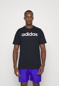 adidas Sportswear ESSENTIALS SINGLE LINEAR EMBROIDERED - Apdrukāts T-krekls - legend ink/white