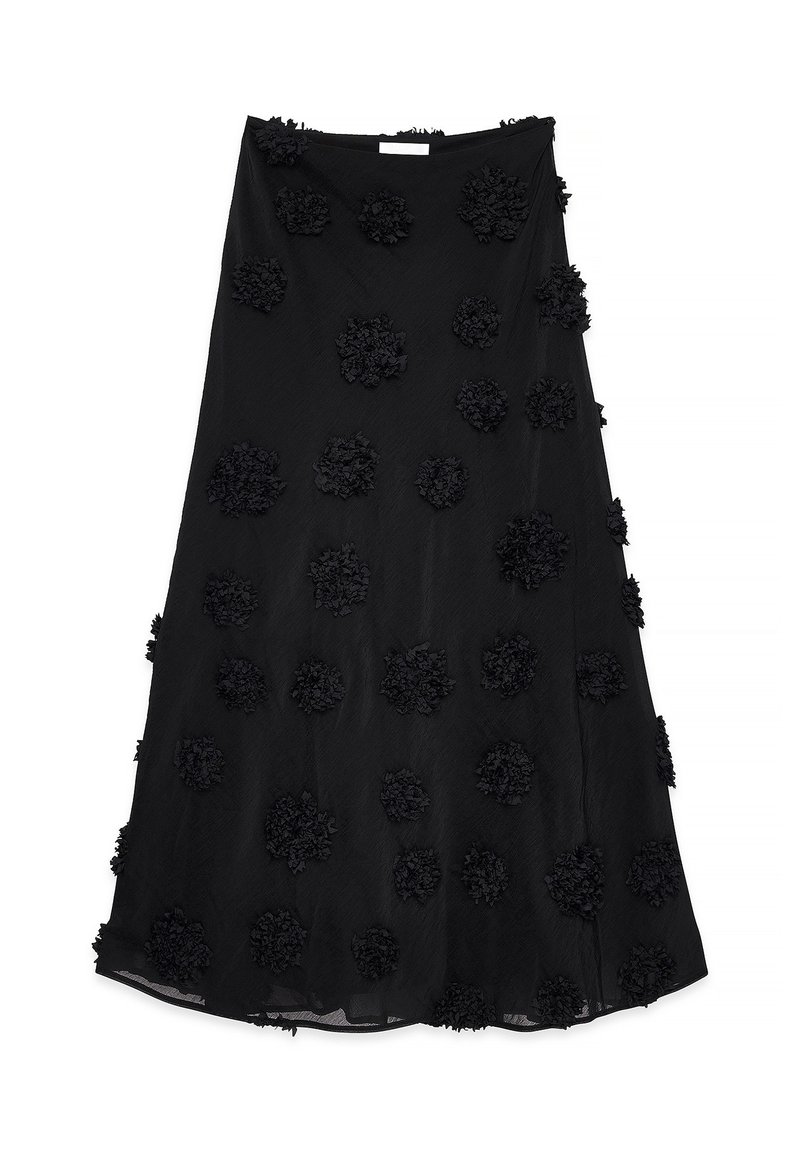 Jupe noire avec des appliqués floraux texturés répartis uniformément. Le tissu est léger, avec une silhouette fluide et un ourlet qui se courbe doucement.