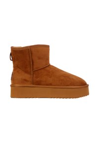 Stivale alla caviglia in suede marrone con punta arrotondata, dettagli cuciti, linguetta sul retro e suola in gomma con texture ondulata.