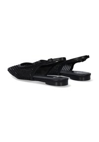 Zapatos de tacón bajo negros con parte superior de tejido texturizado, punta afilada, correa ajustable y suela plana. Material durable con diseño abierto.