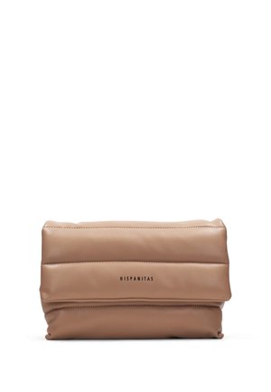 Pochette en cuir marron clair pliée avec une texture douce matelassée et le logo « HISPANITAS » centré sur le rabat avant.