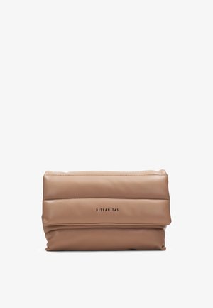 Złożona jasnobrązowa kopertówka ze skóry z miękką, wyściełaną teksturą i logo „HISPANITAS” umieszczonym centralnie na przedniej klapce.