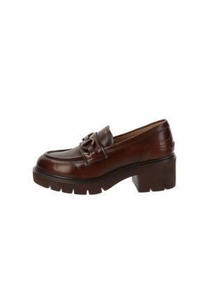 Mocassino in pelle marrone con punta arrotondata, hardware metallico decorativo, suola piatta nera spessa e tacco basso a blocco.