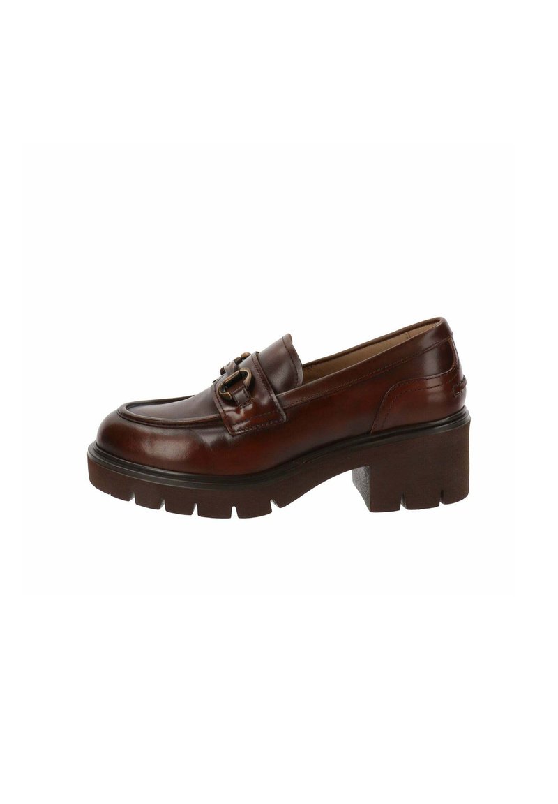 Mocasín de cuero marrón con puntera redondeada, herrajes metálicos decorativos, suela de plataforma negra gruesa y tacón bajo.