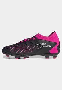 Schwarze und rosa Fußballschuhe mit einer strukturierten Oberseite, die ein elegantes Design, eine genoppte Außensohle und Branding-Details an der Seite aufweisen.