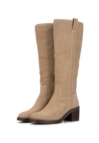 Botas de ante beige hasta la rodilla con un tacón de madera apilada, que presentan un acabado suave y un sencillo detalle de costura en el caña.