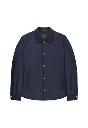 Chaqueta casual azul marino con cuello, botones de presión en la parte delantera, dos bolsillos laterales y puños con botones de presión, etiquetada como Slowear.