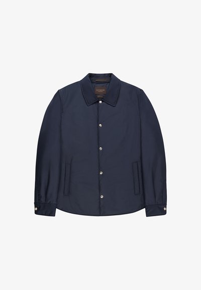 Chaqueta casual azul marino con cuello, botones de presión en la parte delantera, dos bolsillos laterales y puños con botones de presión, etiquetada como Slowear.