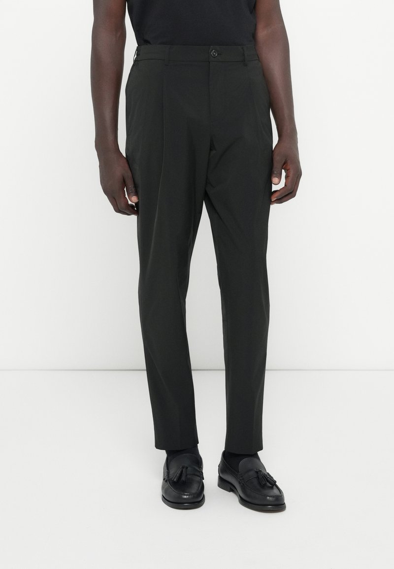 Svarta skräddarsydda byxor med rak bendesign, med knappstängning, sidofickor och ett mjukt, lätt tyg.