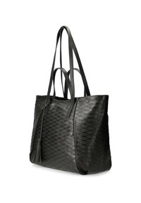 Zwarte leren totebag met een ruitpatroon, voorzien van lange hengsels en een kwastaccent. Kenmerkende textuur en ruime ontwerp.
