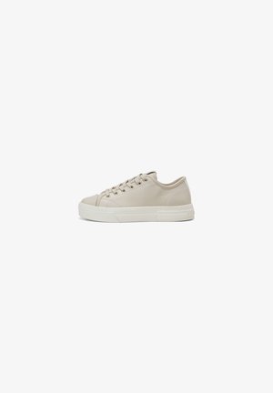 Beige Leder-Sneaker mit einem Low-Top-Design, runder Zehenpartie, flacher weißer Sohle und schnürbarem Vorderteil. Minimalistischer Stil mit dezentem Branding-Detail.