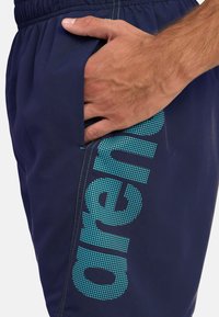 Arena FUNDAMENTALS LOGO - Shorts da mare - navy turquoise