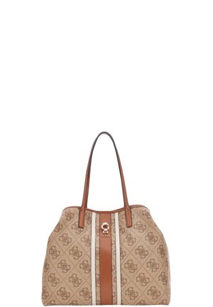 Beige draagtas met bruine leren accenten, met een geprint ontwerp en logo. Twee handvatten aan de bovenkant en een centraal paneel met een witte streep.
