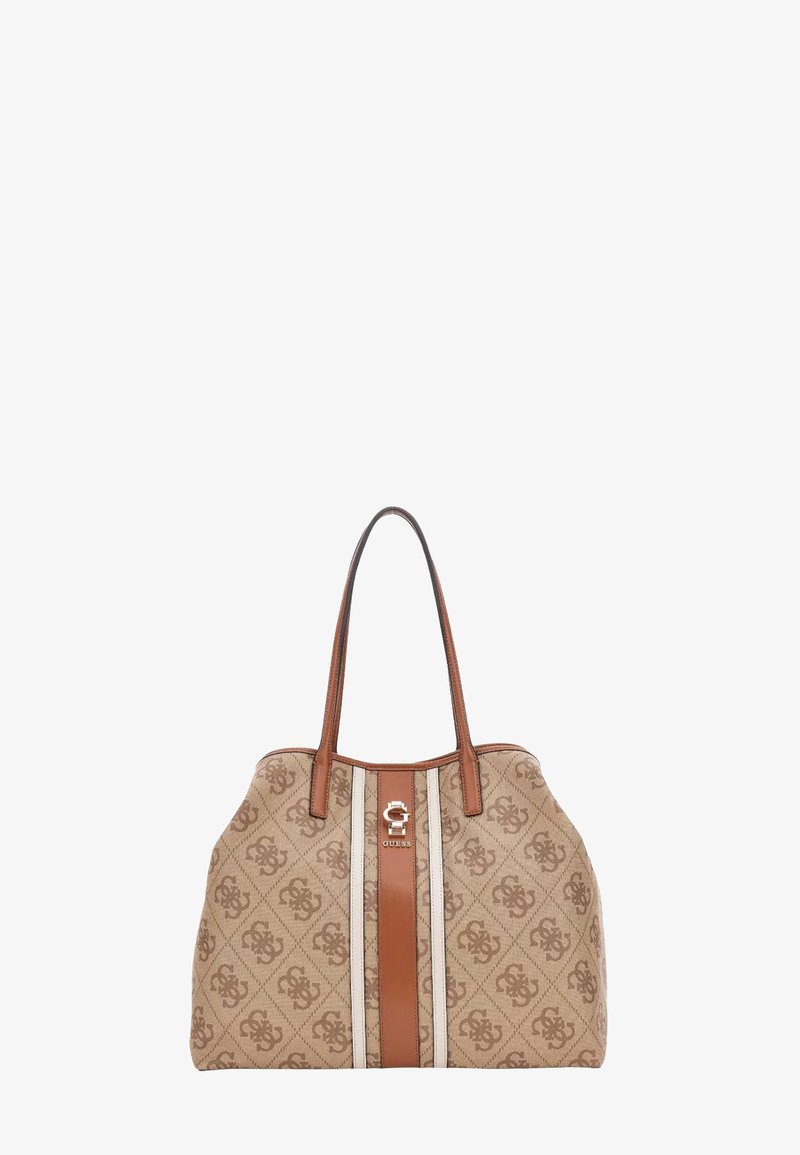 Beige draagtas met bruine leren accenten, met een geprint ontwerp en logo. Twee handvatten aan de bovenkant en een centraal paneel met een witte streep.