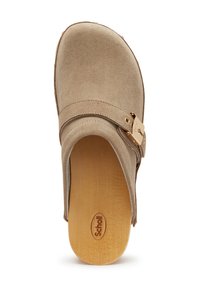 Beige suède klomp met een verstelbare band, voorzien van een gouden gesp en een houten binnenzool met een logo erin gedrukt.