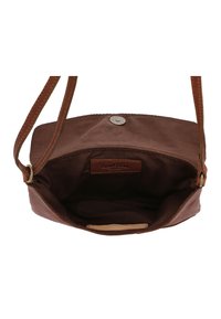 Borsa a tracolla in pelle marrone con texture liscia. Presenta una lunga tracolla, chiusura a scatto magnetico e un unico scomparto interno.
