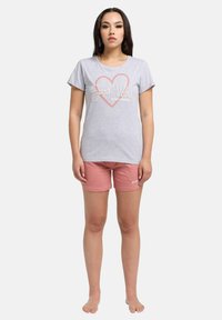 Grå bomulds T-shirt med "Good Vibes" tekst og hjertegrafik; parret med lyserøde shorts med et logo. Løs pasform, korteærmer og komfortabel.
