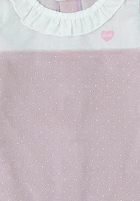 Vestido rosa claro con un cuello blanco con volantes, con una textura de puntos y un pequeño logo de corazón en el frente. Tela suave, diseño casual.