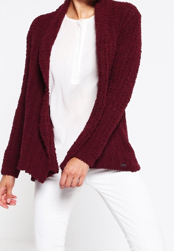 Bordeaux geklede cardigan met een open voorkant ontwerp, gemaakt van een zachte stof, met een losse pasvorm en lange mouwen. Witte shirt eronder.